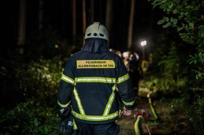 Rudersberg: Pkw kommt von Fahrbahn ab und landet 80 Meter im Wald - Person verbrennt in Fahrzeug